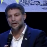 Le ministre des Finances Bezalel Smotrich s'exprimant lors d'une conférence au Centre du patrimoine du Gush Katif, à Nitzan, près d'Ashkelon, le 29 juillet 2025. (Crédit : Capture d'écran/Amit Segal via X)